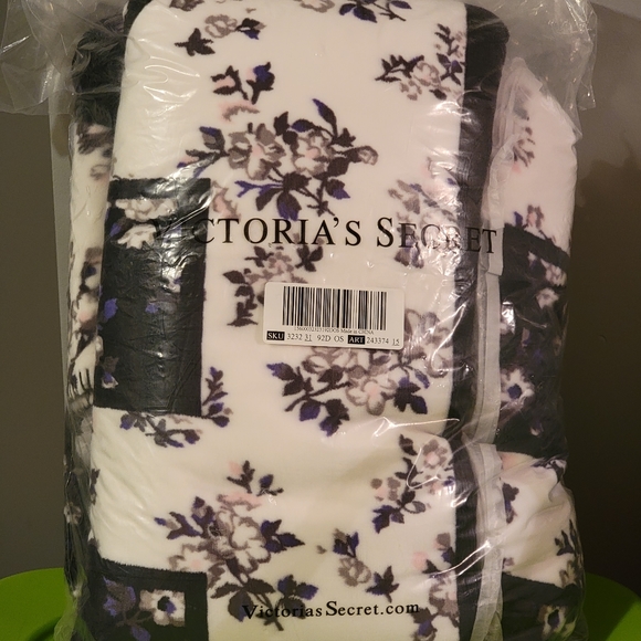 PINK Victoria’s Secret Sherpa Blanket - Picture 3 of 4